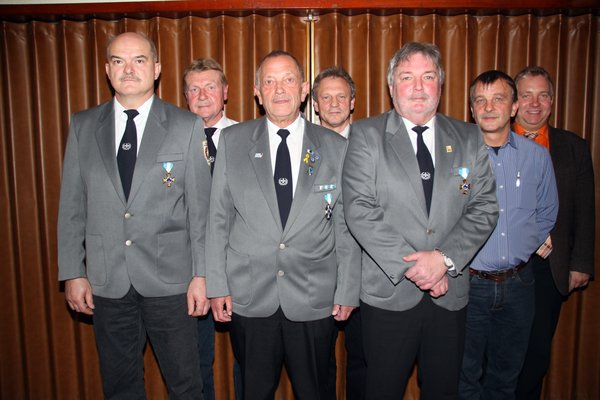 Die neue Vorstandschaft des Krieger- und Reservistenverein mit Bürgermeister Markus Dollacker. V. li.: 2. Vorsitzender Josef Wein, Beisitzer Joachim Hantke, 1. Vorsitzender Erich Brem, 1. Reservistensprecher Heiner Hammer, Schriftführer Erich Henle, der