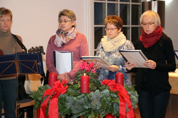 Der „Riedener Dorfgesang“ brachte in der Klosterkapelle besinnliche Texte und vorweihnachtliche Gesänge zu Gehör.