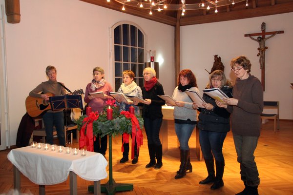 Der „Riedener Dorfgesang“ brachte in der Klosterkapelle besinnliche Texte und vorweihnachtliche Gesänge zu Gehör.