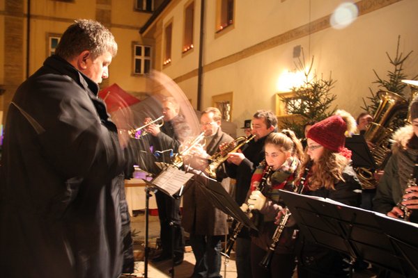 Die Blaskapelle Ensdorf unter Leitung von Hubert Haller spielte zum Abschluss konzertant bekannte vorweihnachtlichte Weisen im romantischen Ambiente des Ensdorfer Klosterhofes.