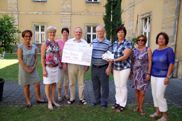 V. li. Margit Heindl, Barbara Hernes, Sabine Müller. Inge Meyer, Pia Trager und Angela Dotzler von „DJK-Spezial“ überreichen den Spendenscheck über 820 Euro. In der Mitte freuen sich Klosterdirektor Pater Christian Liebenstein und Pfarrer Pater Her