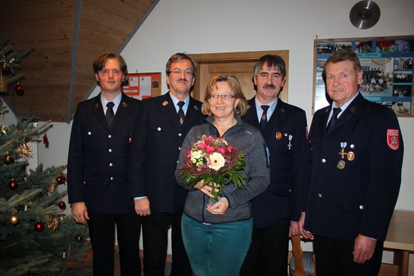 Verabschiedet wurden Martin Färber und Helmut Wüst nach Jahrzehntelanger Vorstandschaftsarbeit: V.li. 2. Vorsitzender Christian Richthammer, Martin Färber mit Ehefrau, Helmut Wüst und 1. Vorsitzender Joachim Hantke.