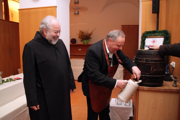 Bockbieranstich im Kloster 2014: Alfred Wolfsteiner und Klosterdirektor Pater Christian Liebenstein.