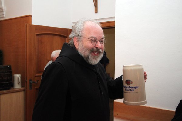 Der Schwandorfer Bibliothekar Alfred Wolfsteiner als Bruder Barnabas beim Bockbieranstich 2014 im Kloster Ensdorf.