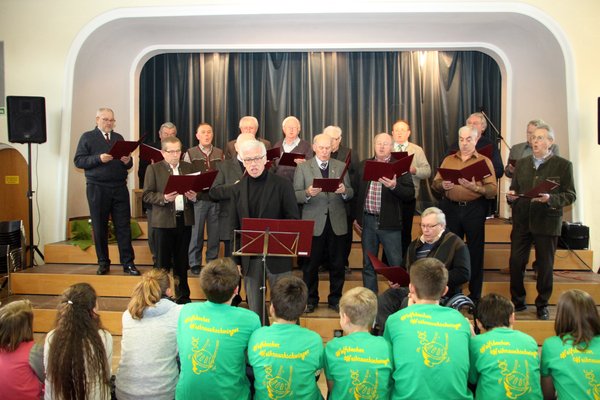 Die Chorgemeinschaft MGV Ensdorf/Sängerbund 1880 Amberg unter Leitung von Gerhard Tschaffon brachte vier Lieder zu Gehör.