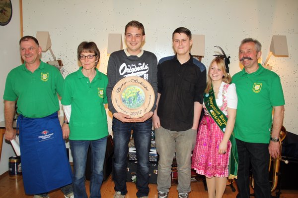 Martin Eck (Mitte), dem Heinrich Graf (links) und Jonas Mertl (Vierter von links) auf den Plätzen folgten, gewann die Osterscheibe 2015. Renate Marschall (Zweite von links) erreichte mit einem 27-Teiler Platz 1 auf Serie Glück. Stellvertretender Schieß
