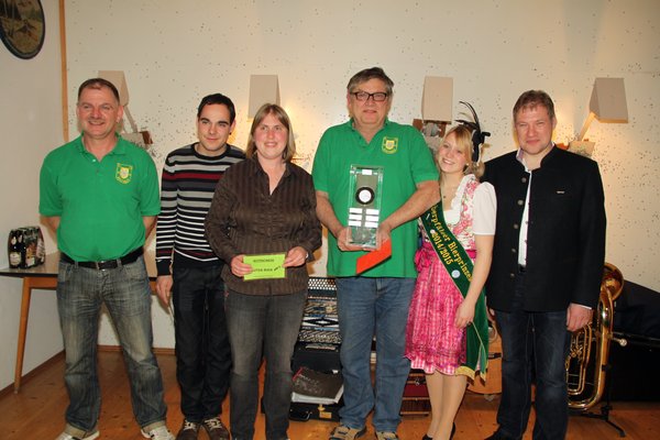 Braumeister Thomas Kolb und die Oberpfälzer Bierprinzessin Birgit I. gratulierten Marvin Thomas, der für die „Schnauzerer“ den „Wolfbecker Dorfpokal“ entgegen nehmen konnte. Siegratulierten auch Anita Dotzler zum 3. Platz der „Schützenweiber