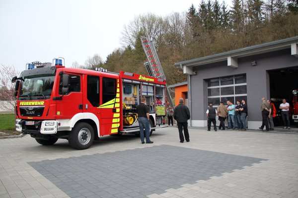 Großes Interesse fand die Präsentation eines HLF20 Feuerwehrfahrzeuges der Firma Schlingmann GmbH & Co. KG