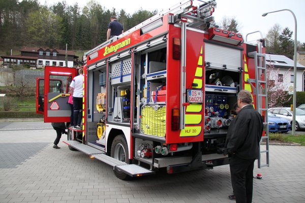 Großes Interesse fand die Präsentation eines HLF20 Feuerwehrfahrzeuges der Firma Schlingmann GmbH & Co. KG
