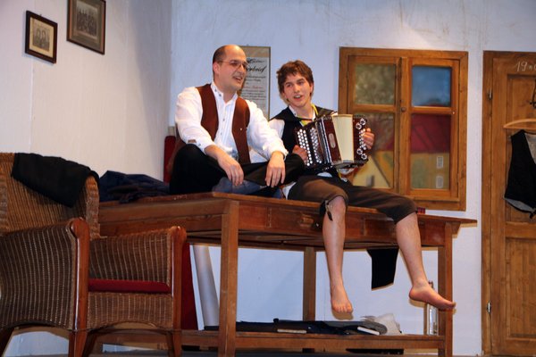 Lustig aber arbeitsam beginnt das Stück. In Paraderollen Jochen Lehr als Schneidermeister Sebastian Gaißreiter und Christoph Rester als sein immer hungriger Lehrbub Girgl.
