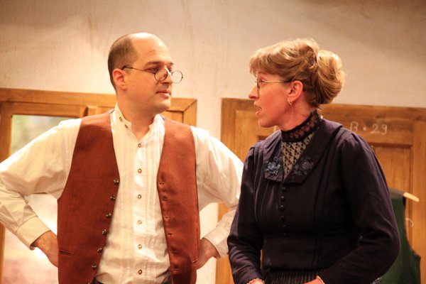 Bittere Not herrscht bei der Schneidersfamilie. Meister Sebastian Gaißreiter (Jochen Lehr) und seine Ehefrau Barbara (Agnes Graf).