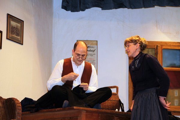 Bittere Not herrscht bei der Schneidersfamilie. Meister Sebastian Gaißreiter (Jochen Lehr) und seine Ehefrau Barbara (Agnes Graf).