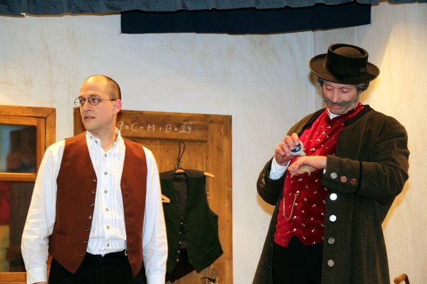 Der reiche Großbauer Xaver Gössenberger (Jörn Seifert) will das Haus des Schneiders versteigern lassen.