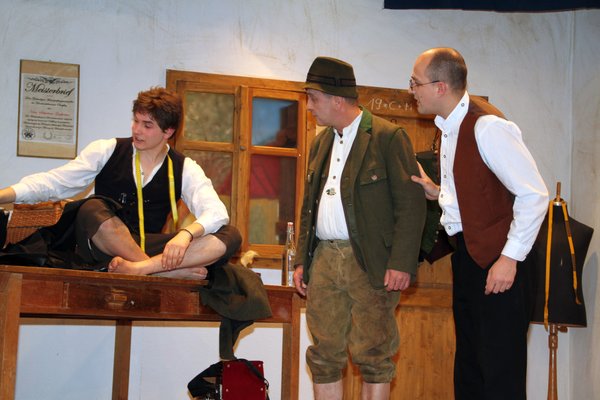 Lehrbub Girgl (Christoph Rester), Holzknecht Paulus Fallbacher (Werner Scharl) und Schneidermeister Sebastian (Jochen Lehr).