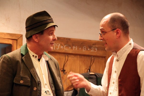 Holzknecht Paulus Fallbacher (Werner Scharl) und Schneidermeister Sebastian Gaißreiter (Jochen Lehr).