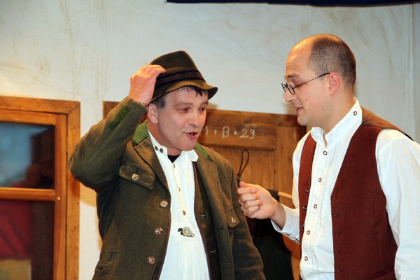 Holzknecht Paulus Fallbacher (Werner Scharl) und Schneidermeister Sebastian Gaißreiter (Jochen Lehr).