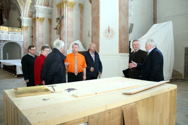 Am noch mit Brettern geschützten neuen Volksaltar v. re. Kirchenpfleger Fink, MdL Dr. Schwartz, CSU-Ortsvorsitzender Bösl und Bürgermeister Dollacker.