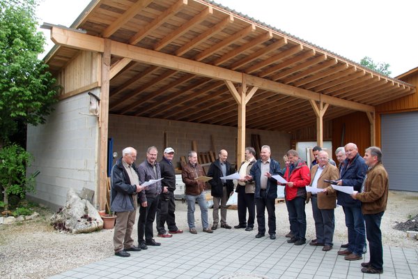 Die Gemeinderäte August Berschneider und Hans Eichenseer, Bauherr Josef Richthammer, die Gemeinderäte Herbert Scharl und Viktor Hammer, Geschäftsstellenleiter Josef Rester, 1. Bürgermeister Markus Dollacker, die Gemeinderäte Sabine Müller, Werner Sc