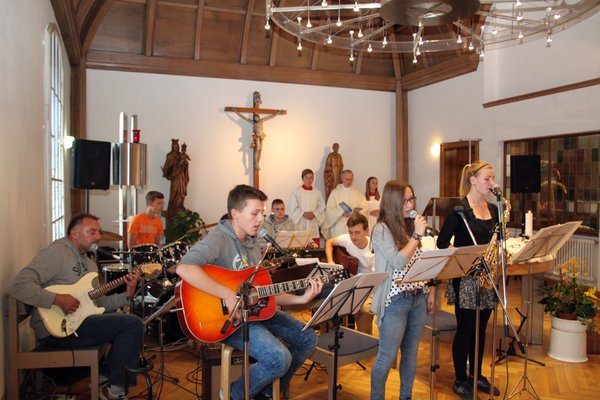 Die Band „Next Generation“ umrahmte den Jugendgottesdienst „Licht sein“ in der Klosterkapelle musikalisch.
