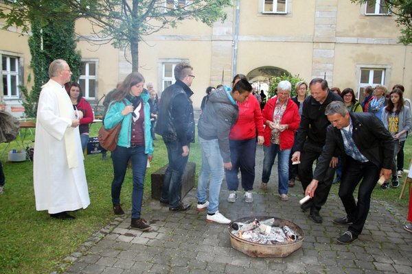 Die von Pfarrer Pater Hermann Sturm gesegneten Holzstücke mit eigenen Gedanken der Gottesdienstbesucher zum Thema „Lichtsein“ wurden im Johannisfeuer im Klosterinnenhof verbrannt.