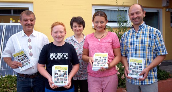 Jugendbeauftragter Werner Scharl (li. und Initiator Hans Ram (re.) übergaben an Lara Schwarzenberger, Schülersprecherin der Mittelschule, und Paul Göldner, der sie beim Verteilen unterstützen wird, die bunt gedruckten Ferienprogramme. Rektorin Helga G