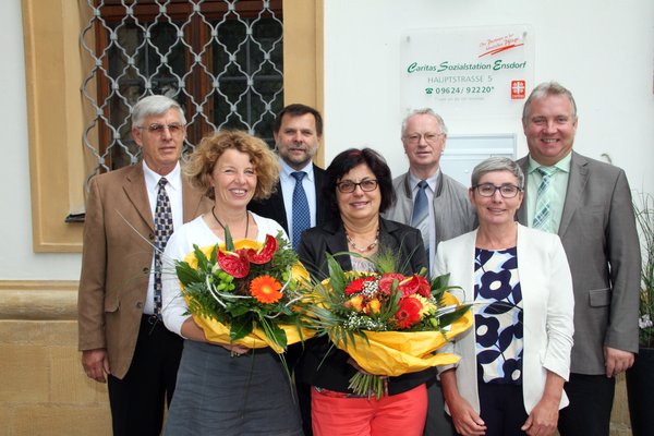 Nach 26 Jahren wurde Verwaltungsleiterin Gabriele Trager (4. v. li.) verabschiedet und ihre Nachfolgerin Erika Feldmeier (2. v. li.) vorgestellt. Mit auf dem Foto ganz links 2. Vorsitzender Christian Wenkmann, Caritas-Kreisgeschäftsführer Günter Koller