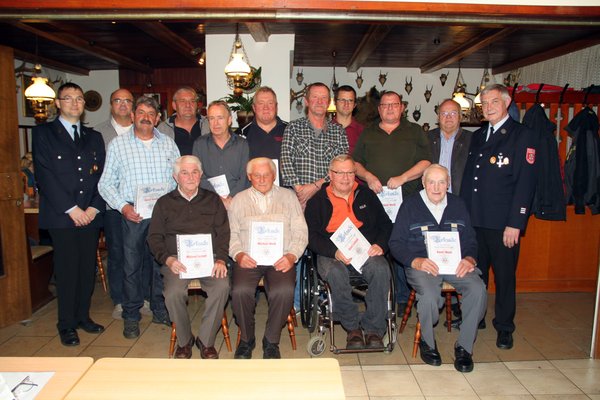 Die anwesenden gegehrten langjährigen Mitglieder der Freiweilligen Feuerwehr Ensdorf. Sitzend v. li,: Michael Scharl sen. (60). Michael Weiß (70), Josef Leikam (40) und Xaver Wein (60. Stehend von li.: Stellvertretender Vorsitzender Manfred Hofmann, Arn