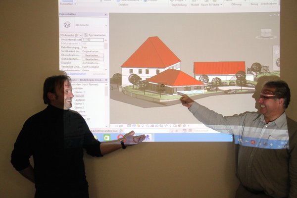 In einer Power-Point-Präsentation stellten Thomas Hollweck vom Planungsbüro HC Plan und Bau GmbH (li.) und Bürgermeister Markus Dollacker (re.) dem Gemeinderat die Planentwürfe für die zweigruppige Kinderkrippe vor, die in Ensdorf errichtet werden so