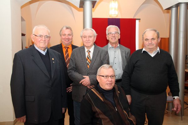 Vorsitzender Franz Hammer (li.) ehrte zusammen mit Bürgermeister Markus Dollacker (re. daneben) und Chorleiter Gerd Tschaffon (5. v. li.) Mitglieder des MGV Ensdorf für langjähriges aktives Singen im Chor: Isidor Rost (3.v.li.) für 50 Jahre, Josef Lei