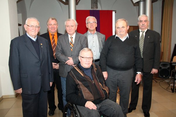 Vorsitzender Franz Hammer (li.) ehrte zusammen mit Bürgermeister Markus Dollacker (re. daneben) und Chorleiter Gerd Tschaffon (5. v. li.) Mitglieder des MGV Ensdorf für langjähriges aktives Singen im Chor: Isidor Rost (3.v.li.) für 50 Jahre, Josef Lei