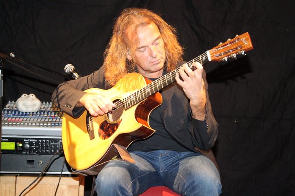 Bereits zum sechsten Mal war der Siegener Ausnahmegitarrist Petr Autschbach zu einem Gitarrenworkshop im Bildungshaus des Klosters. Bei seinem Solokonzert zauberte er einen glasklaren Gitarrensound in die Mehrzweckhalle des Don-Bosco-Bildungshauses.