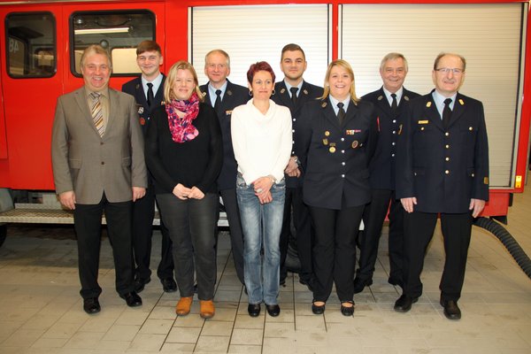 Die neue Vorstandschaft des Feuerwehrverein Ensdorf mit li. Bürgermeister Markus Dollacker und rechts KBI Hubert Blödt. Weiter v. li. Beisitzer Maximilian Wein, Kassenprüferin Daniela Ott, Beisitzer Werner Kammerer, Schatzmeisterin Irene Hofmeister-Spe