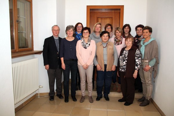 Die neue Vorstandschaft des Katholischen Frauenbundes Ensdorf. Vorne v. li. Geistlicher Beirat Pfarrer Pater Hermann Sturm, Schriftführerin Karin Scharl, Schatzmeisterin Monika Auer, Beisitzerin Ro-sina Geck, Bezirksvorsitzende Irene Zeller und Birgit Fr