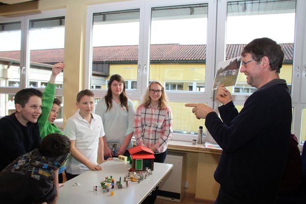 Bruder Robert Reiner von der Umweltstation des Klosters stellte zum Thema Wasser Fragen und erwartete natürlich auch Antworten.