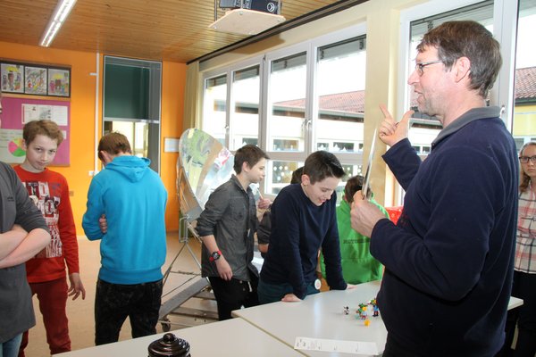 Bruder Robert Reiner von der Umweltstation des Klosters stellte zum Thema Wasser Fragen und erwartete natürlich auch Antworten.