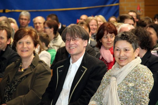 Verabschiedet wurden nach langen Jahren Lehrer Karl „Charly“ Senft und Schulsekretärin Ingrid Wiesner (re.)