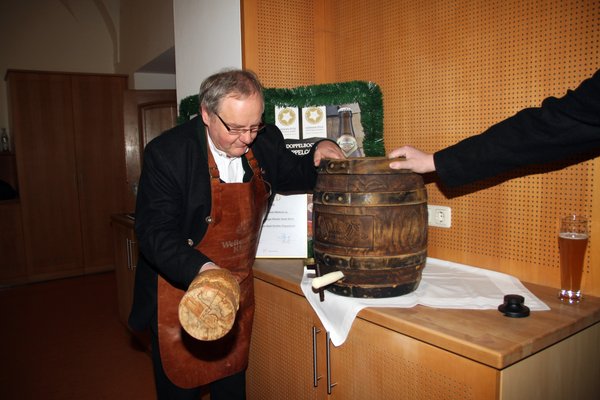 Klosterdirektor Pater Christian Liebenstein zapfte das erste Fass Weltenburger Asam Doppelbock mit drei kräftigen Schlägen an, ohne einen Tropfen verspritzen zu lassen-