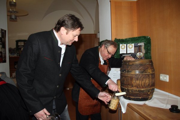 „O’zapft is!“ Braumeister Andreas Barbian und Klosterdirektor Pater Christian Liebenstein schenken die ersten Maßen Bockbier ein.
