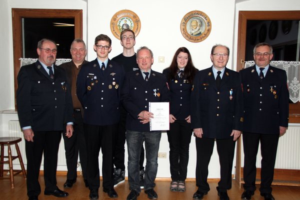 Befördert wurden Jugendwart Julian Pusch (3. v. li.) zum Oberfeuerwehrmann, Andreas Reinhardt (4. v.li.) zum Feuerwehrmann und Joanna Graf (6. v.li.) zur Feuerwehrfrau. Das Feuerwehrehrenkreuz in Silber wurde Johann Frind (5. v.li.) für 25 Jahre aktiven