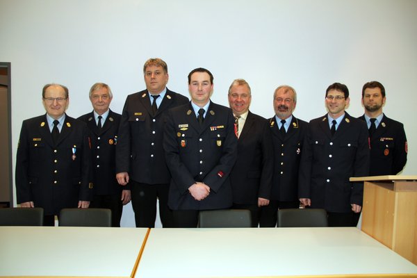 V.li. KBI Hubert Blödt, Feuerwehrvereinvorsitzender Richard Reiser, der neue 1. Kommandant Hubert Haller, 2. Kommandant Martin Reiser, Bürgermeister Markus Dollacker, KBR Fredi Weiß und die zurückgetretenen Kommandanten Michael Ott und Manuel Wondrak.