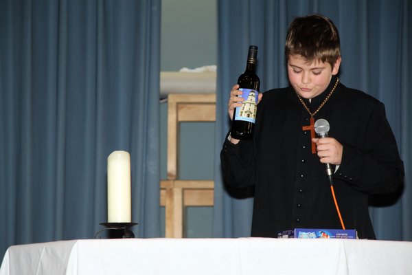 Die Ensdorfer Ministranten hatten sich Gedanken gemacht, wie die Kirche voller werden könnte, und dazu einen Sketch einstudiert.