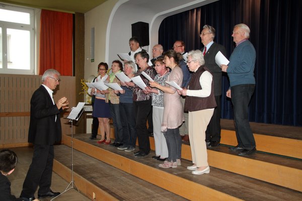 Der Kirchenchor Ensdorf unter Leitung von Gerhard Tschaffon stimmte auf die zweite Halbzeit des Pfarrfamiliennachmittags ein.