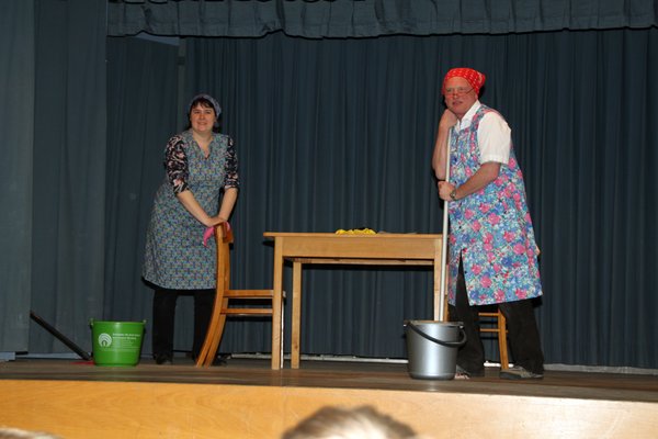Marianne Beer und Hans Frind vom Pfarrgemeinderat brachten mit der „Putzorgie im Pfarramt“ so manches Geschehen in Pfarrei und Gemeinde aufs Tablett.