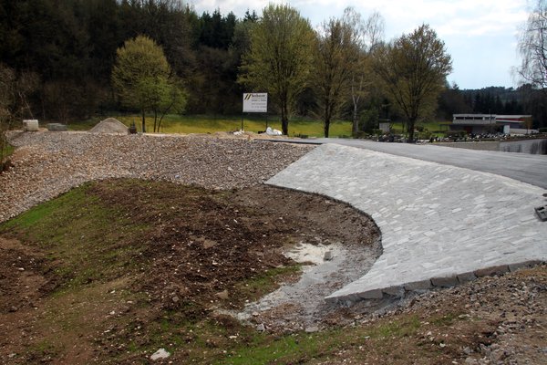 Fast 280000 Euro kosten der Hochwasserdamm und die Regenrückhaltung im Schustertal in der Schwandorfer Straße als Ausgleich für das Überschwemmungsgebiet an der Vils zum Bau des „Dienstleistungszentrum Don Bosco“, wo auch der EDEKA-Verbrauchermark
