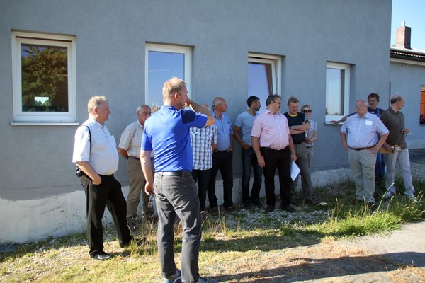 Thomas Siebert, Spartenleiter Fußball der DJK erläutert die Wünsche des Sportvereins. V.l i.: Bürgermeister Markus Dollacker, die GR August Berschneider, Hans Bösl, Roland Müller, Geschäftsstellenleiter Josef Rester und die GR Joachim Hantke, Sabin