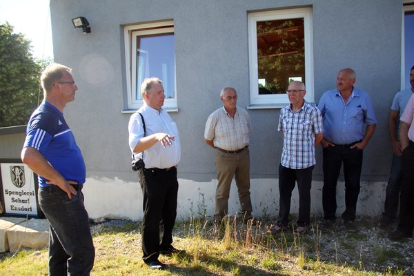 V.li.: Thomas Siebert, Bürgermeister Markus Dollacker, GR August Berschneider, DJK-Schatzmeister Gerd Krause, GR Hans Bösl.